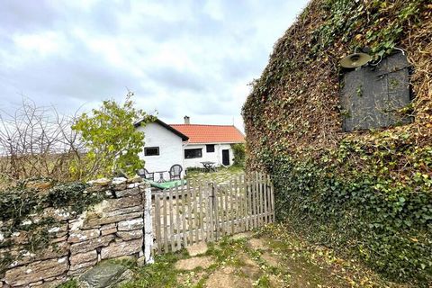 Hier gibt es die Möglichkeit, ein traditionelles, kleines Bauernhaus bzw. ein frisch renoviertes Kalksteinhaus in Frösslunda auf Östra Öland zu mieten. Das Haus hat einen gepflasterten Innenhof, der von einer Mauer aus Öland-Steinen umgeben ist, sowi...
