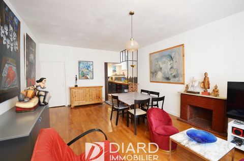 DOWNTOWN. Close to public garden. House of approx. 120 m2 + commercial premises with display case approx. 37 m2 on the ground floor. 1st floor: Entrance with toilet. Living room with parquet floor approx. 32 m2 open to fitted kitchen approx. 5m2. On ...