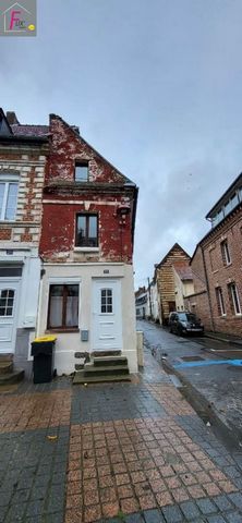 In the heart of Bourg close to shops town house offering a kitchen open to the living room / living room, upstairs: a landing serving a bathroom, a bedroom, attic Put down your furniture!!
