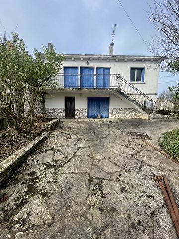 Bergerac, close to the city center, we offer you this house of 172m2 on a plot of 794m2 to be completely renovated, leaving the possibility of creating several dwellings or from there rehabilitating into a main house. Garage and outbuildings complete...