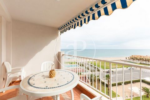 APARTMENT FOR SALE IN EL PERELLONET aProperties presents this beautiful apartment of 99 sqm with sea views in the best area of El Perellonet. The apartment was completely renovated and is located on the 8th floor of the urbanization VICOMAN. Quiet an...