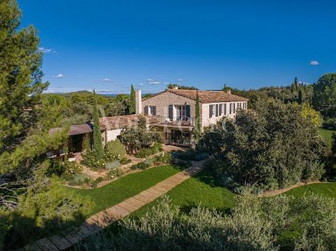Explore this magnificent property ideally located at the foot of the Alpilles, nestled in the heart of a wooded, landscaped, and enclosed park, offering absolute tranquility. It consists of a main house and two independent buildings, blending discret...