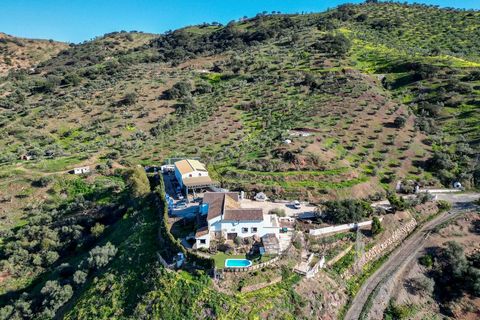 Located just 10 minutes from the charming village of Casabermeja and 35 minutes from Malaga International Airport, this former wine press offers a unique opportunity for those in search of a new home, a thriving oil production and sales business, and...