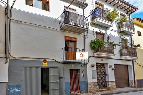 3 bed, 2 bath townhouse with huge garage, garden and large cellars. Alhama de Granada. Located in a sought after street close to the main town square, this large family townhouse offers very spacious and flexible accommodation. On the ground floor th...