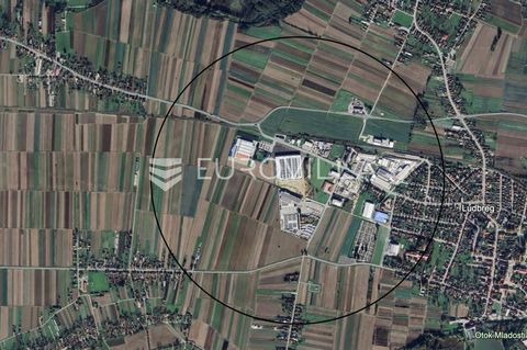 Ludbreg, business zone. Attractive building land in the economic purpose construction zone is for sale. The land is rectangular in shape, measuring 45 by 230 meters. It is situated near the road, 5 minutes to the center of Ludbreg and other economic ...