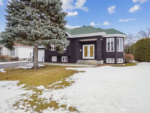 Magnificent great bungalow of three bedroom, two full bathroom and a garage, all very bright rooms, maple strips or ceramic floors on main level, an exceptionnal kitchen, finished basement with family room and bath & laundry room. Private and fenced ...