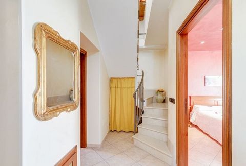De accommodatie bestaat uit drie verdiepingen met twee slaapkamers, een keuken, een woonkamer, een bijkeuken, twee badkamers, een servicebadkamer met wasmachine en een terras met uitzicht op de vlakte van Fucino en de bergen van het 'Sirente Velino R...