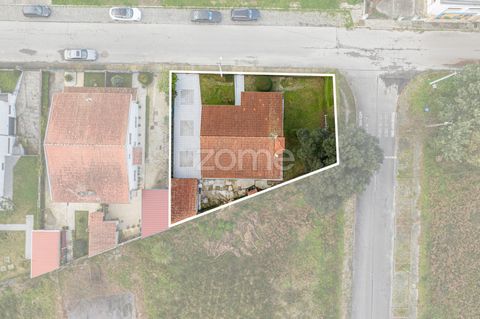 Property ID: ZMPT564998 Single storey 3 bedroom villa, with a gross construction area of 100 m2 and a plot of land of 400m2, located in Neves, parish of Mujães, in Viana do Castelo. Located in a quiet and picturesque setting next to Largo das Neves, ...