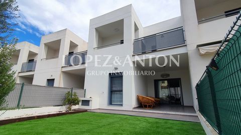 Excellent and modern townhouse built in 2011 in a private residential with common areas, swimming pool, paddle tennis court and only 13 neighbours in San Antonio de Benagéber, very close to l'Eliana. Superbly maintained, to move into. 255 m2 built wi...