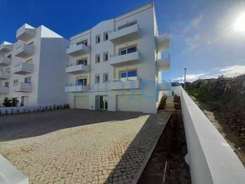 Apartment on the high ground floor with 110m2 of gross area to debut, in a building of 6 Apartments with lift Located in Rua dos Marquinhos, 1 KM from the village of Ericeira where you will find all kinds of Commerce, service and beaches Comprising e...