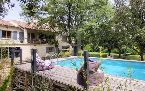 Superb setting for this villa with pool for sale at the foot of Mont Ventoux, in a village near Bédoin. In a green and quiet environment without nuisance or being overlooked pleasant house from the 1970s renovated with a surface of 120 m² + 105 m² of...