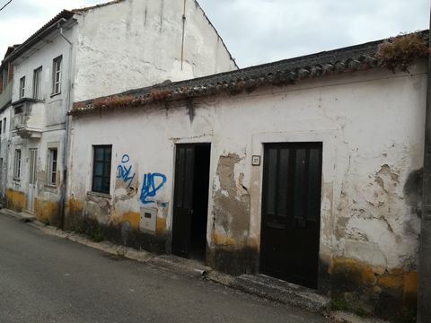 Maison à restaurer au centre de la paroisse de São João do Campo. Elle dispose d'une arrière-cour. Excellent investissement ! Réservez votre visite dès maintenant !