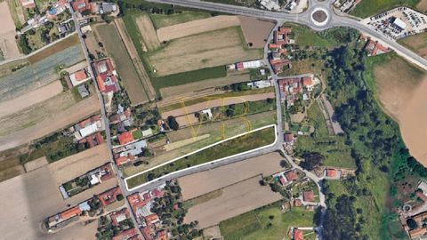 Located in Lavoura, in the municipality of Aveiro, is the subdivision intended for the construction of single-family houses. This subdivision is made up of 12 different lots. Each lot is approved by the Allotment permit for the construction of two-st...