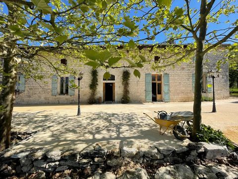 Beautiful property, currently used as an equestrian estate, with 40 ha of fenced land in one piece. Its beautiful 1000m² barn currently houses 18 loose boxes, a tack room, a covered grooming area and a hayloft on the first floor. The 17th century man...