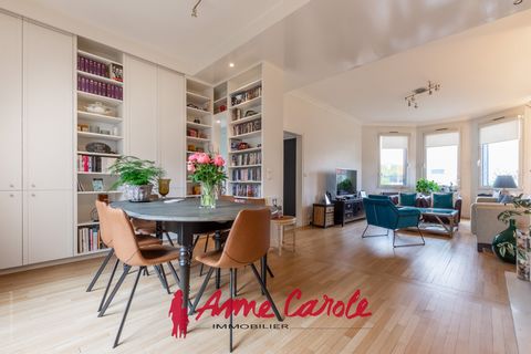 Votre agence Anne Carole de Fontenay sous Bois vous propose cette maison d'exception des années 50 (agrandissements en 2005 et 2014), de 196 m2 habitables partiellement aménagée par un architecte et édifiée sur une parcelle de 413 m2, située dans un ...