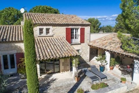 In Saint Rémy de Provence, in an absolutely enchanting location, surrounded by olive trees and offering a clear view of the Alpilles, this stone Mas is a rare property with lots of potential. Outside, there is 1400 m² of land, a large annex that coul...