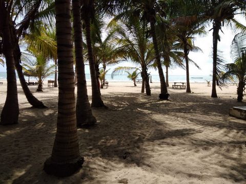 Paradise Beach - Sanyang - Tomt 270m2. ( 15mt. x 18 mt. x 15 mt. x 18 mt. ) Endast 1.300 mt till den tropiska stranden som heter Paradise Beach. Utanför TDA-området. Vi har möjlighet att bygga skräddarsydda projekt för våra kunder efter deras önskemå...