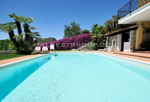VALLECROSIA, sur la colline dénommée Conca Verde. A 5 minutes du centre de Bordighera et des plages, nous vous proposons à la vente cette belle Villa avec une splendide piscine et une vue magnifique sur la mer, la Côte d'Azur et Monaco. Exposée sud-o...