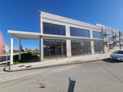 Fraction in a building in horizontal property, with excellent location in the center of Esgueira, Aveiro with easy access to the main roads of the city. Consisting of 3 floors, this building is intended for commerce and services, built with the initi...