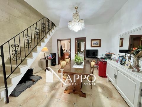 Do you have the desire to live in the historic centre of one of Mallorca's most characteristic villages? This property could be the one you are looking for, located in a privileged position, in the heart of Alaro, close to important hotels, restauran...
