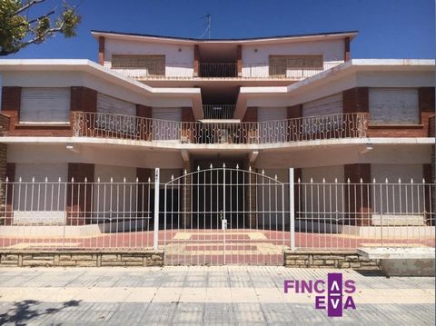 Ideal building for investors, located in Torredembarra a few meters from the beach. It consists of 4 floors with a total constructed area of 1,108m2. Currently the building is to be renovated, on the ground floor there is an open-plan room with 6 col...
