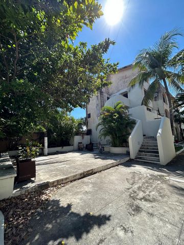 Excellent building consisting of six apartments, built in four The conditions of each apartment are different, all of them have a concrete kitchen covered in ceramics, perhaps with an excellent remodeling they will be ready to rent and receive a good...