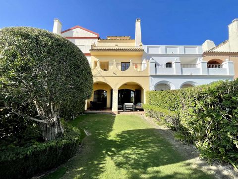 SPACIOUS THREE BEDROOM TOWNHOUSE WITH STUNNING VIEWS IN LOS CORTIJOS DE LA RESERVA This traditional Andalusian-style Townhouse is located in Los Cortijos de la Reserva, Sotogrande. The house is distributed on four levels. Ground floor consists of a m...