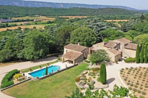 Elegant property on a landscaped plot of 8602m² in the heart of the golden triangle of the Luberon. The main house offers a large living room with fireplace, dining room, equipped kitchen, scullery, cosy lounge, office, 7 bedrooms. Independent flat w...