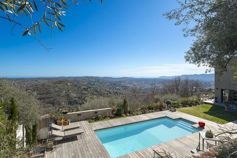 Villa with magnificent 180 degree panoramic sea, mountain and hill views, located in a quiet residential area 2 minutes from the charming village of Chateauneuf de Grasse and its shops. The south-facing villa has been recently renovated with quality ...