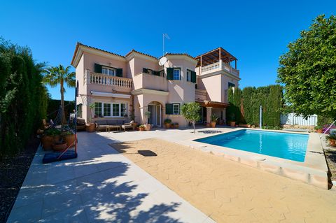 Discover pure joie de vivre in this fantastic semi-detached house in Puig De Ros! A sun-drenched 210 m² of constructed area extend over a 400 m² plot and offer you an incomparable living experience in the heart of Mallorca. On the first floor, a spac...