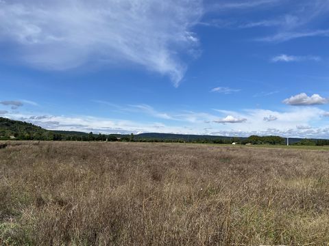 Piolenc, village offering all amenities and proximity to the A7/A9 motorway entrances. Village located 8 minutes from Orange and 40 minutes from Avignon TGV station. Serviced building land, free builder of 425m2. Located in a quiet area in a subdivis...