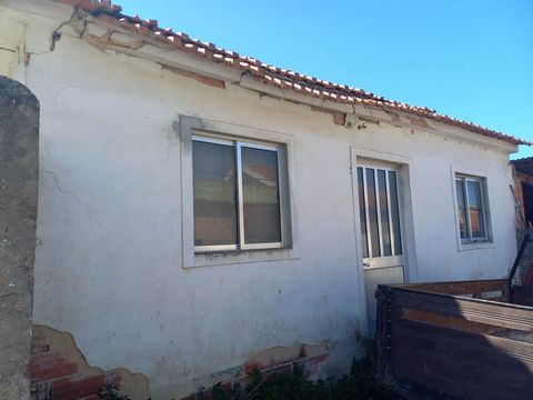 House to Remodel, with excellent location where you can live close to the City, with the desired tranquility. With a patio space and annexes that you can rehabilitate, as they are properly licensed. This villa can also be used for investment. The vil...