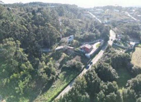 The following land located in the Village of Fafián of developable use of 1432m2. Located in a very quiet area of Ribeira with all services at hand such as bakery, pharmacy, hotels.. . A 2 minute walk from the centre. The land is segregated in two so...