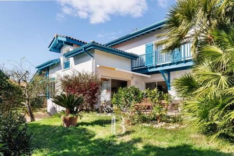 Near the village and a few minutes from Arcangues golf course, charming house of 190 m², located in a peaceful environment. Located on a plot of 2,000 m², swimming pool possible. This property offers a large living space opening onto a pleasant terra...