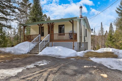 Are you looking for a property with no rear neighbors with lake views and notarized access within walking distance? There she is! Located on a dead-end street... Tranquility guaranteed. A truly beautiful little lake without a motorboat, an oasis of p...