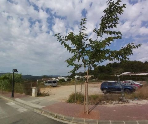 Excellent opportunity to acquire ownership of this residential urban land for sale with an area of 986.41m² located in Denia, Alicante. The land has a registered area of 986.41m², of which 147.12m² would have a developable classification and 93.00m² ...