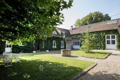 This property, the former mill of the Archdiocese of Sens, represents a significant architectural potential with 640 square meters of buildings set on a 8,700 square meter park. The expansive entrance porch opens onto a courtyard enclosed by four bui...