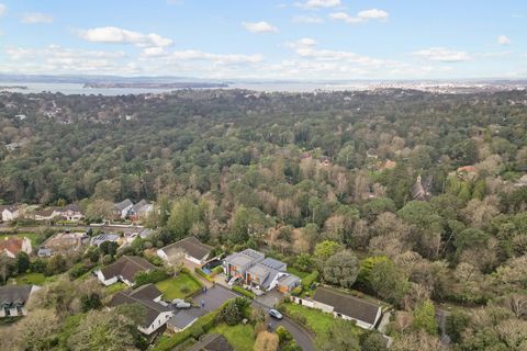 A beautifully presented modern home offering spacious accommodation in a very quiet cul-de-sac location less than 1000m from the award winning sandy beaches at Branksome Chine. ACCOMMODATION This elegant, modern home offers over 3,200 sq ft of stylis...