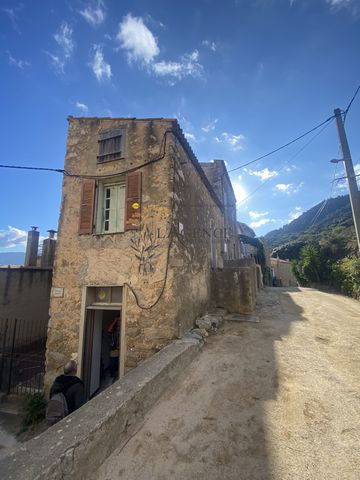 In the town of Santa-Reparata-di-Balagna, we offer a village house entirely to renovate. Possibility to raise one floor.