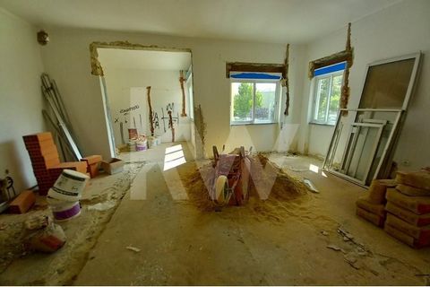 2 BEDROOM APARTMENT WITH BALCONY UNDER RENOVATION | BELOW THE BATHTUB *Renovation works underway* 3-room apartment located in Baixa da Banheira close to a primary school, with access to green spaces and the riverfront in the surrounding area, where y...