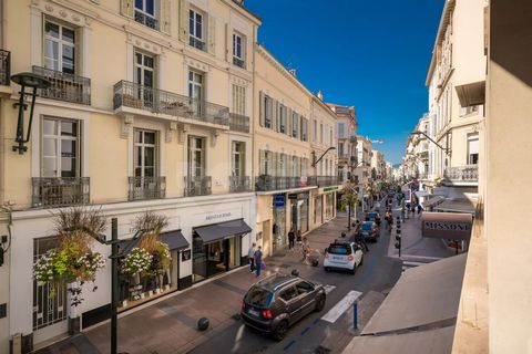 Right in the centre of Cannes, in the Banane district, this south-facing 86 m² flat offers a host of possibilities: a second home for holidays, an investment for seasonal rental or even for a professional activity. The flat opens onto a beautiful ent...