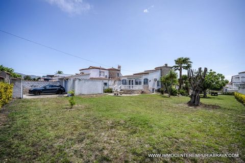 EMPURIABRAVA: Plot of 500 m2 with a wide canal facing south and free of any construction. Ideally located this location with mooring of 12 m will have everything to seduce you.