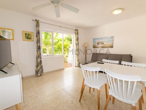 Are you looking for a property right next to one of the best sandy beaches in Menorca? We offer this practical ground floor apartment on the south coast of the island, specifically in the pretty resort of Santo Tomás. It consists of a double bedroom ...