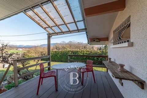 EXCLUSIVE RIGHTS - Heights of Anthy-sur-léman. Quietly located, close to Thonon-les-Bains, this single storey house of approximately 110 sqm benefits from land of 1 097 sqm with two terraces The bright living room offers a living room with a wood sto...
