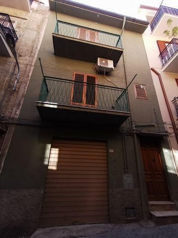 Hus i den historiska stadskärnan i Cianciana som täcker en total yta på cirka 200 m2. Bottenvåningen på ca 60 m2 används dels som garage och dels som förråd med toalett under trappan. Den första våningen på cirka 60 m2 består av kök, pentry, sovrum m...