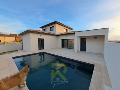 Come and pack your bags in this 5-room architect-designed house of 127 m² on 538 m² of land. On the ground floor, you will discover a main room of 70 m², including a living room, a dining room and an equipped kitchen. A practical storeroom is also av...