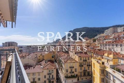 In the heart of Monte-Carlo, in a residence offering 24/7 concierge service, beautiful 3-room apartment entirely renovated and close to all amenities (local shops, schools, transport, train station). The apartment has excellent exposure, providing pl...
