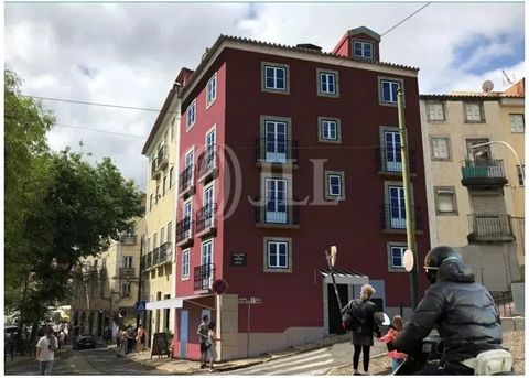 Apartamento T1+1, com 68,40 m2 de área bruta privativa, situado na Calçada do Menino Deus, junto ao Castelo de S. Jorge e vista desafogada, em Lisboa. Em fase de reabilitação total, apartamento é ideal para investimento ou para habitação permanente. ...