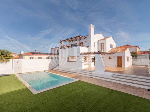 Detached 3 bedroom villa in a very quiet area with 164 m2 of gross construction area on a plot of 414 m2, with garden and swimming pool in Porto Covo 5 minutes walking distance from Praia Grande de Porto Covo. The villa is spread over two floors, on ...