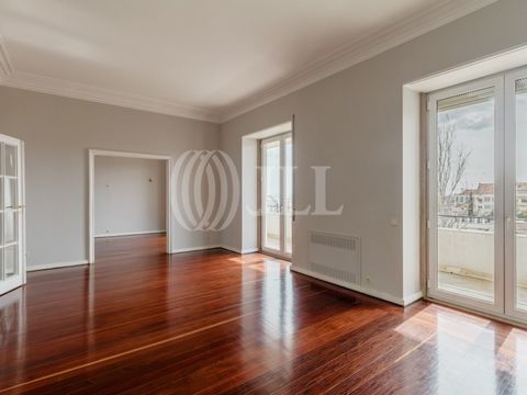 4-bedroom apartment with 225 sqm of gross private area, a 14 sqm balcony, city and river views, in Amoreiras, Lisbon. Located in a building with three lifts, the apartment comprises a spacious entrance hall, living room, dining room, four bedrooms, i...